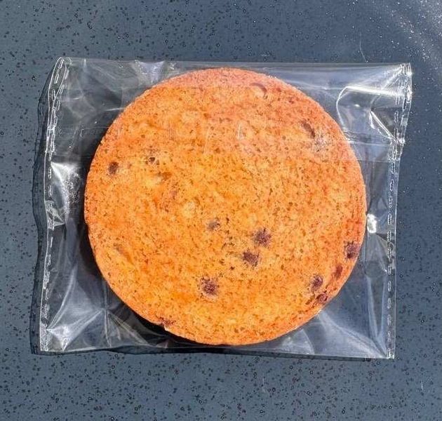 Коробка печива New York для кавʼярні (10 печив по 45 грам). Кожне печиво запаковане в плівку "чисті руки" з фірмовою етикеткою.